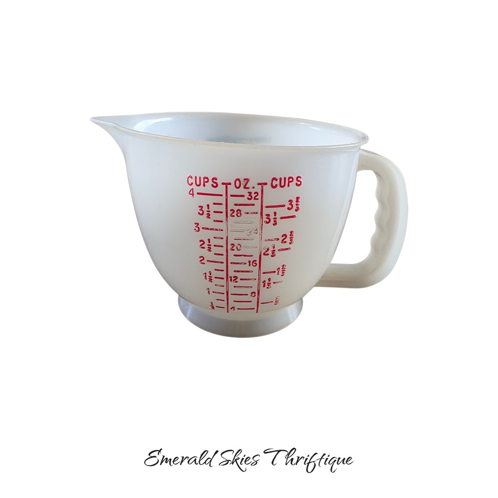 Vintage four cup measuring cup Tupperware mix and pour no lid